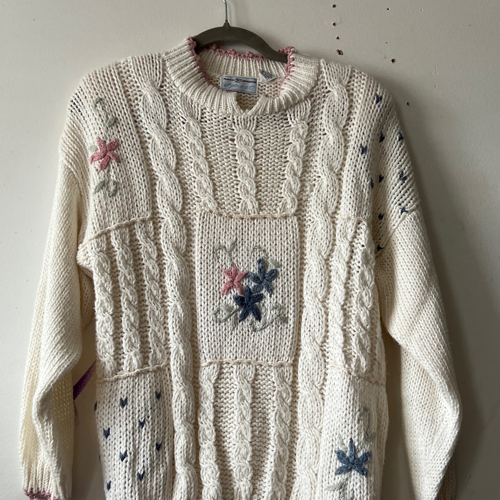Cozy Vintage Cable Knit Sweater - Cream with Floral Accents; size M